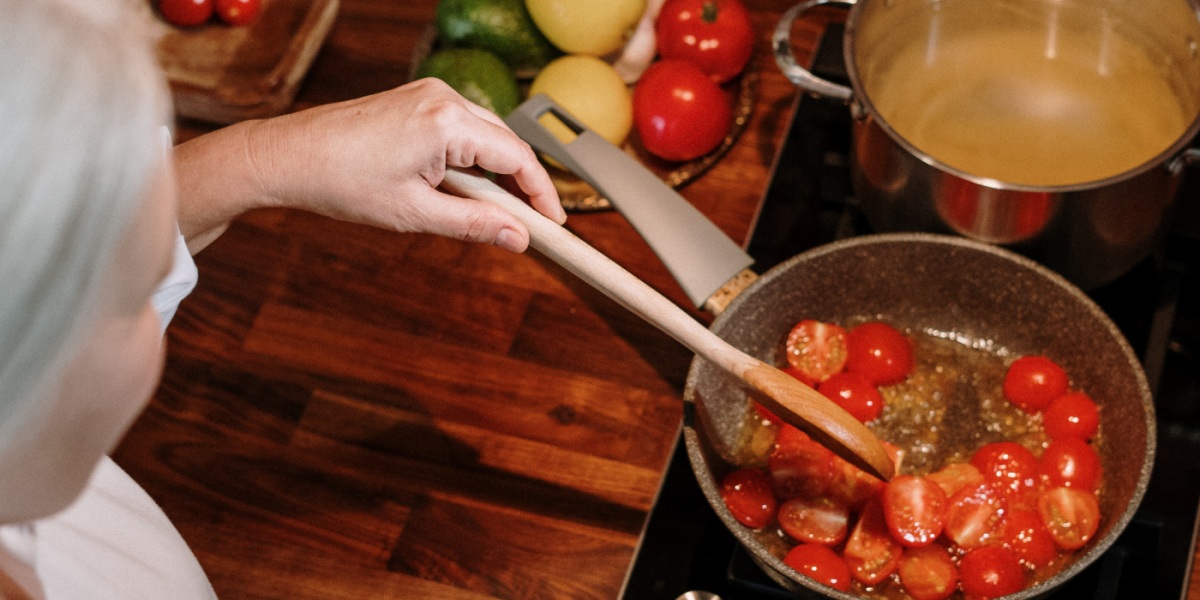 nonna cucinando pomodori 