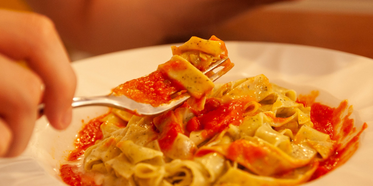 pasta lunga con pomodoro