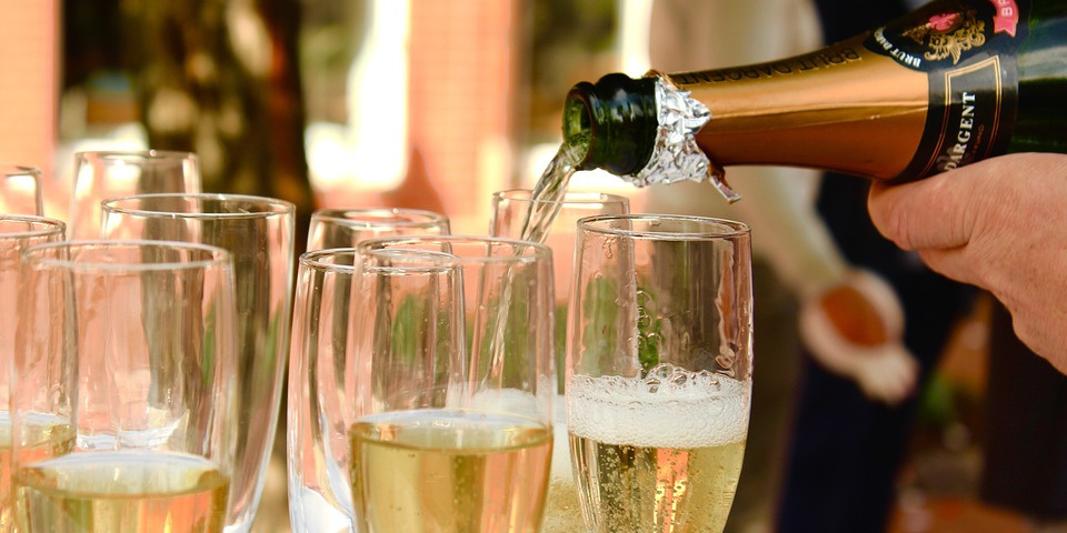 lo champagne viene versato all'interno di alcuni bicchieri
