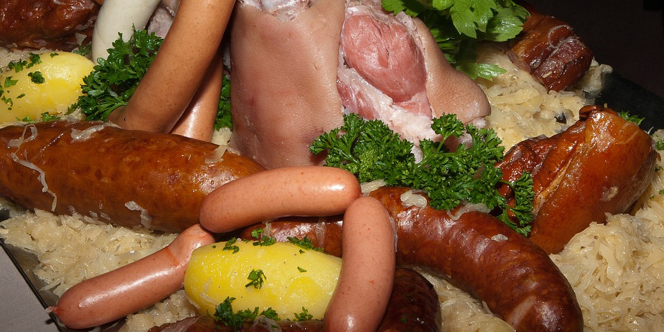 Primo piano della choucroute e degli ingredienti che la compongono