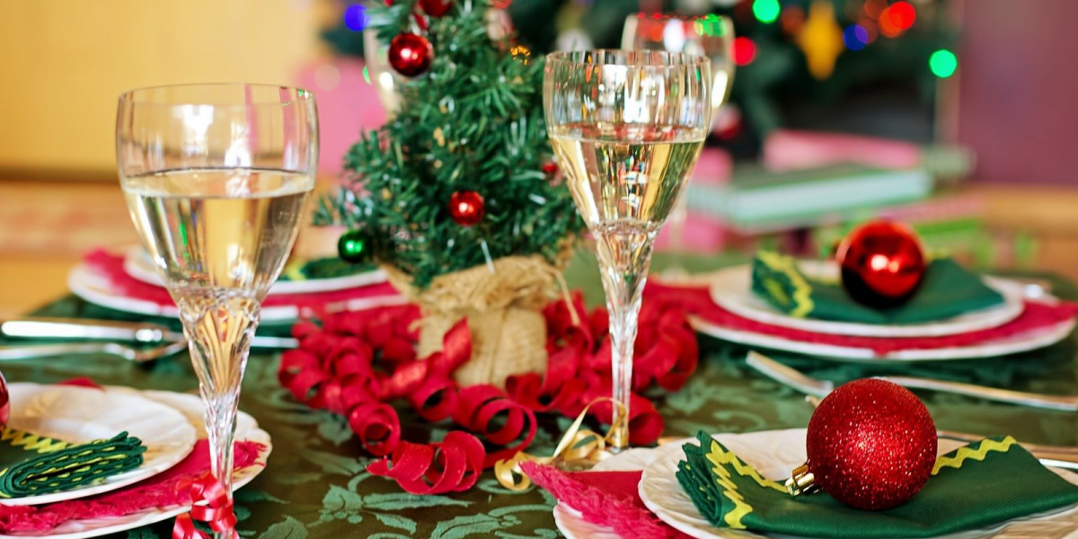 tavola con piatti, bicchieri e decorazioni di natale