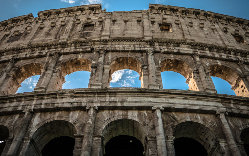 vista suggestiva del colosseo e cielo azzurro