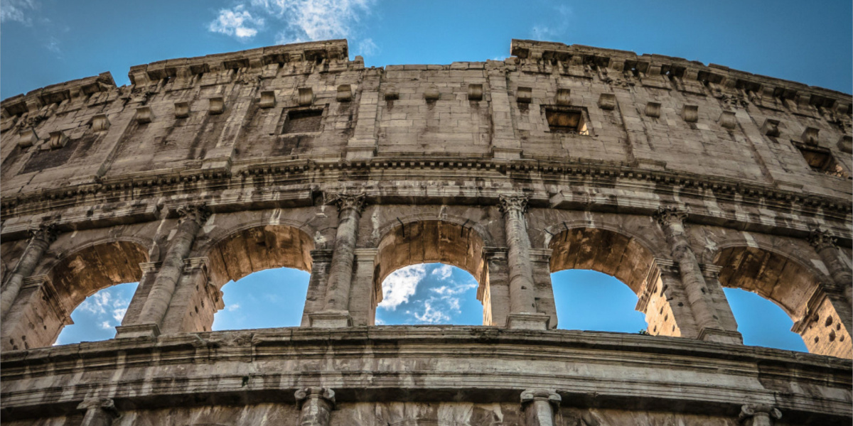 vista del colosseo con cielo azzurro