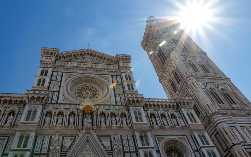 duomo di firenze visto dal basso con il sole