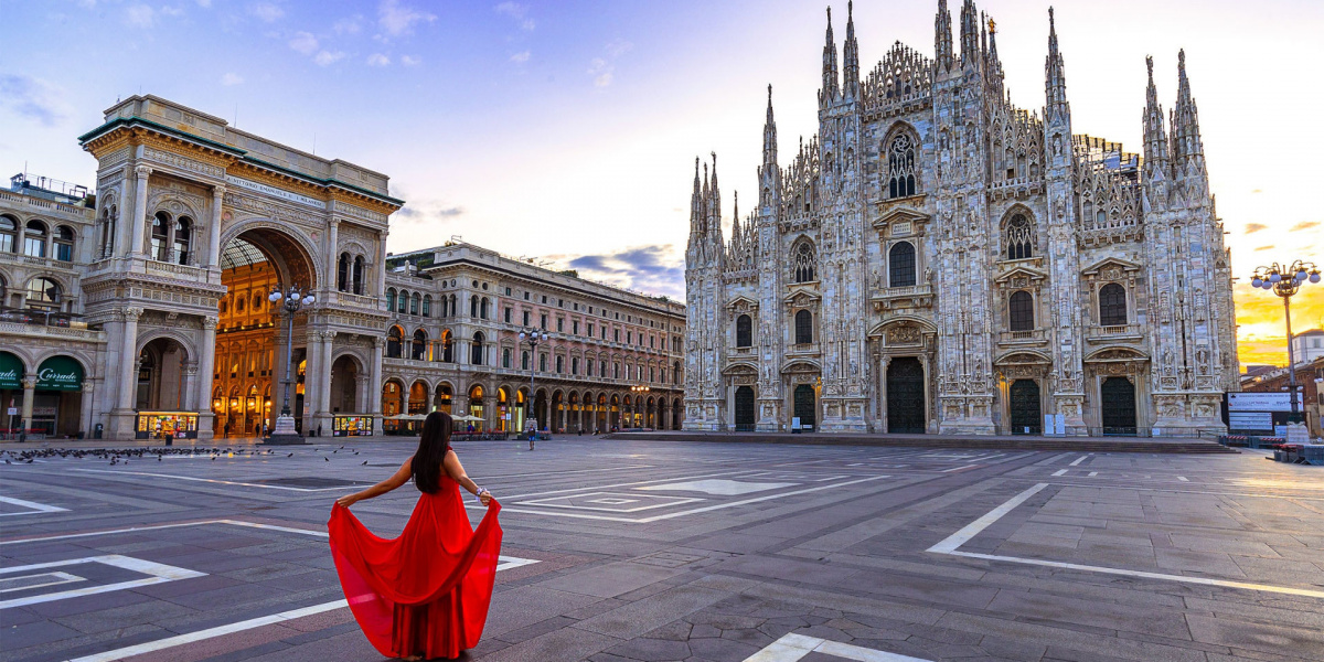 duomo di milano e ragazza con vestito rosso