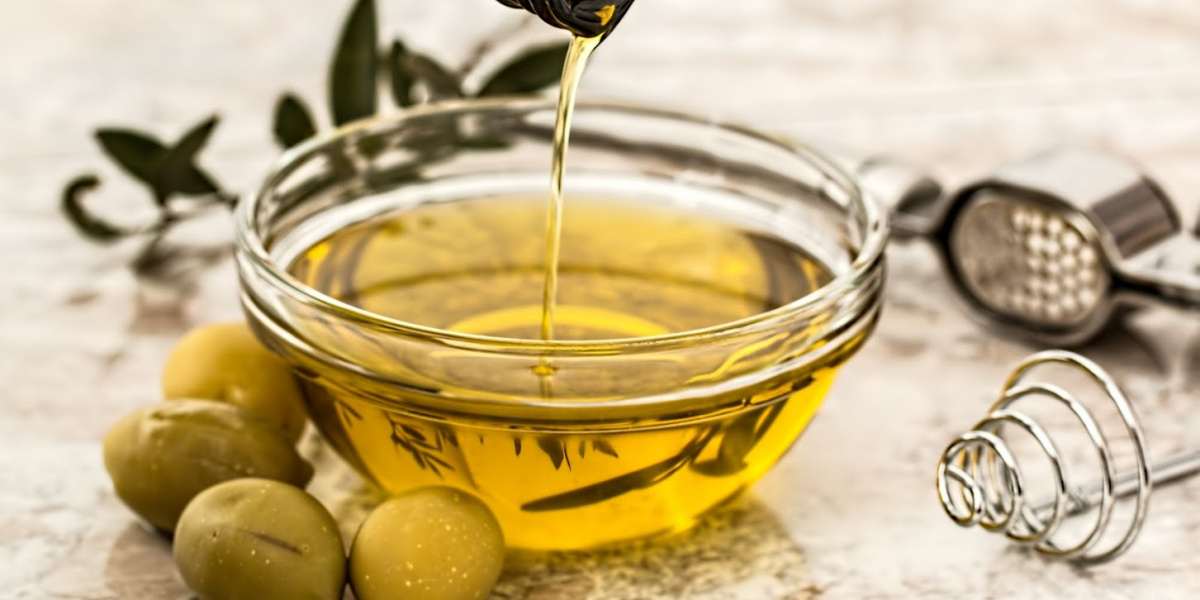 Olio versato in una ciotolina