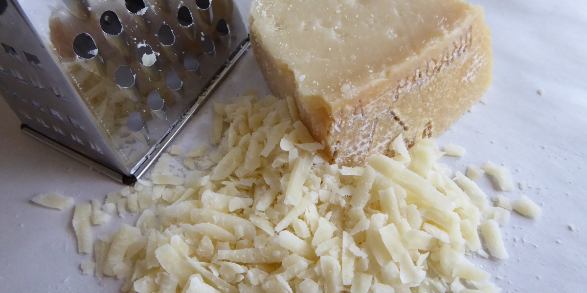 pezzo di parmigiano reggiano