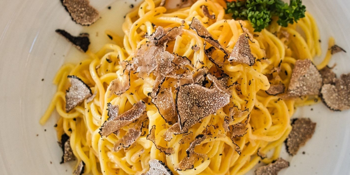 piatto di pasta con tartufo