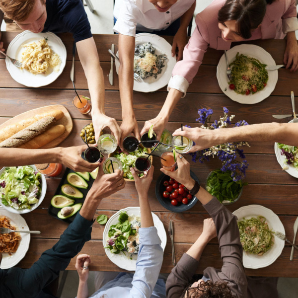 vista dall'alto di persone sedute a tavola con cibo