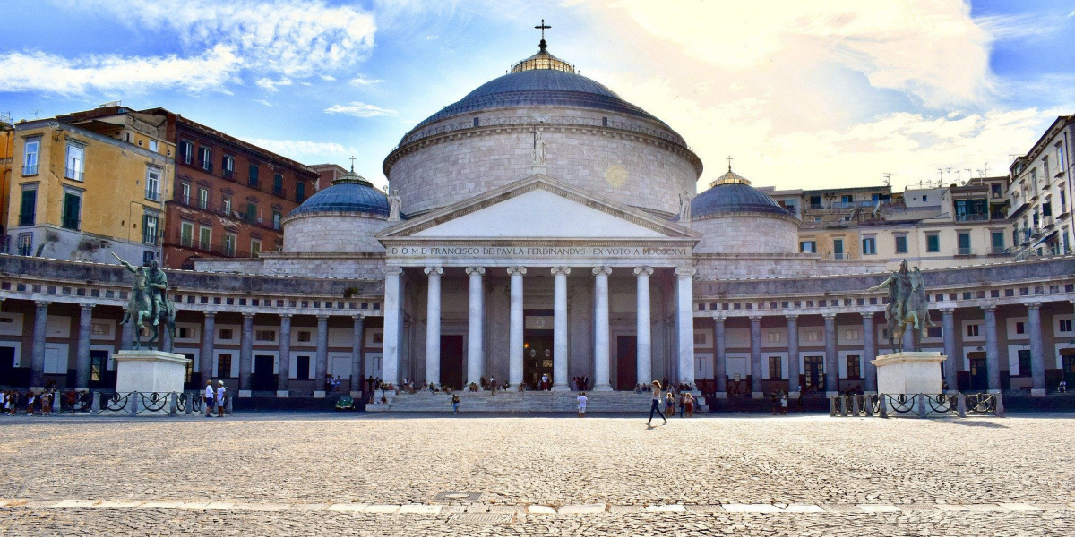 piazza del plebiscito a napoli