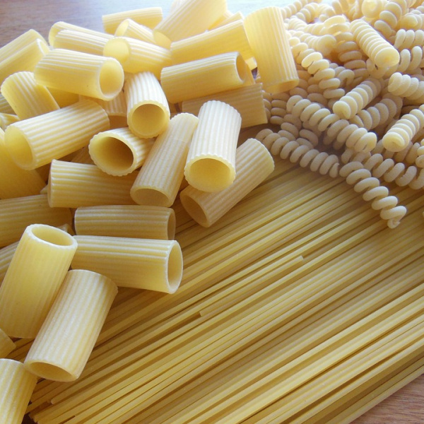 three different typs of pasta, that are spaghetti, fusilli and rigatoni