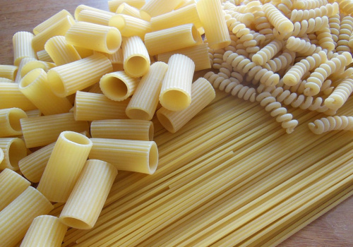 three different typs of pasta, that are spaghetti, fusilli and rigatoni