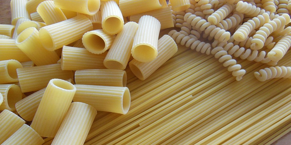 three different typs of pasta, that are spaghetti, fusilli and rigatoni