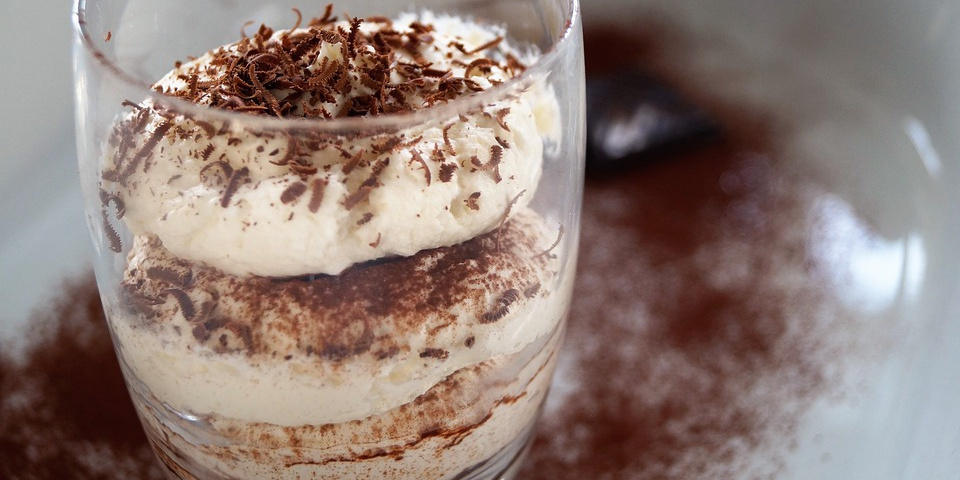 tiramisù servito in un bicchiere