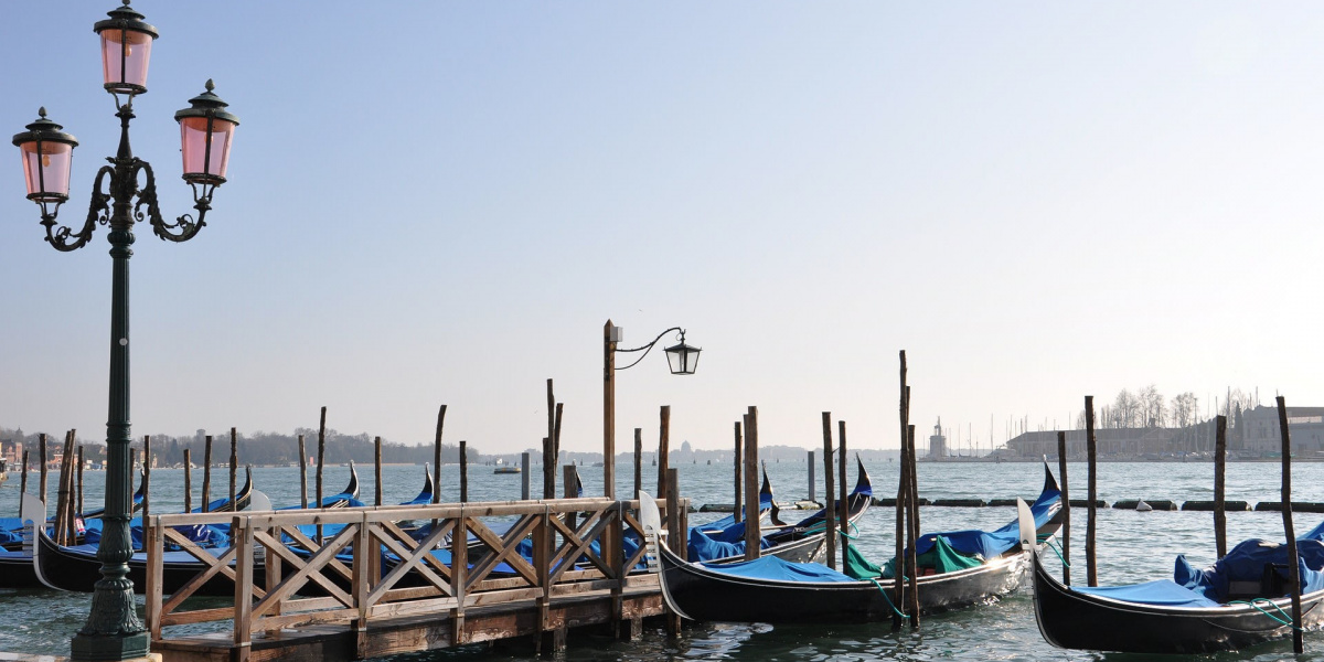 mattino presto a venezia e gondole ferme