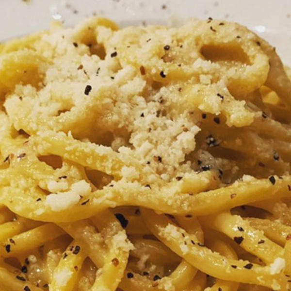 zoom on cacio e pepe dish