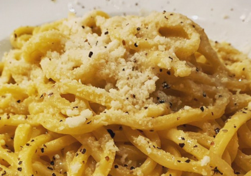 zoom on cacio e pepe dish