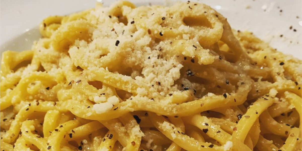 zoom on cacio e pepe dish